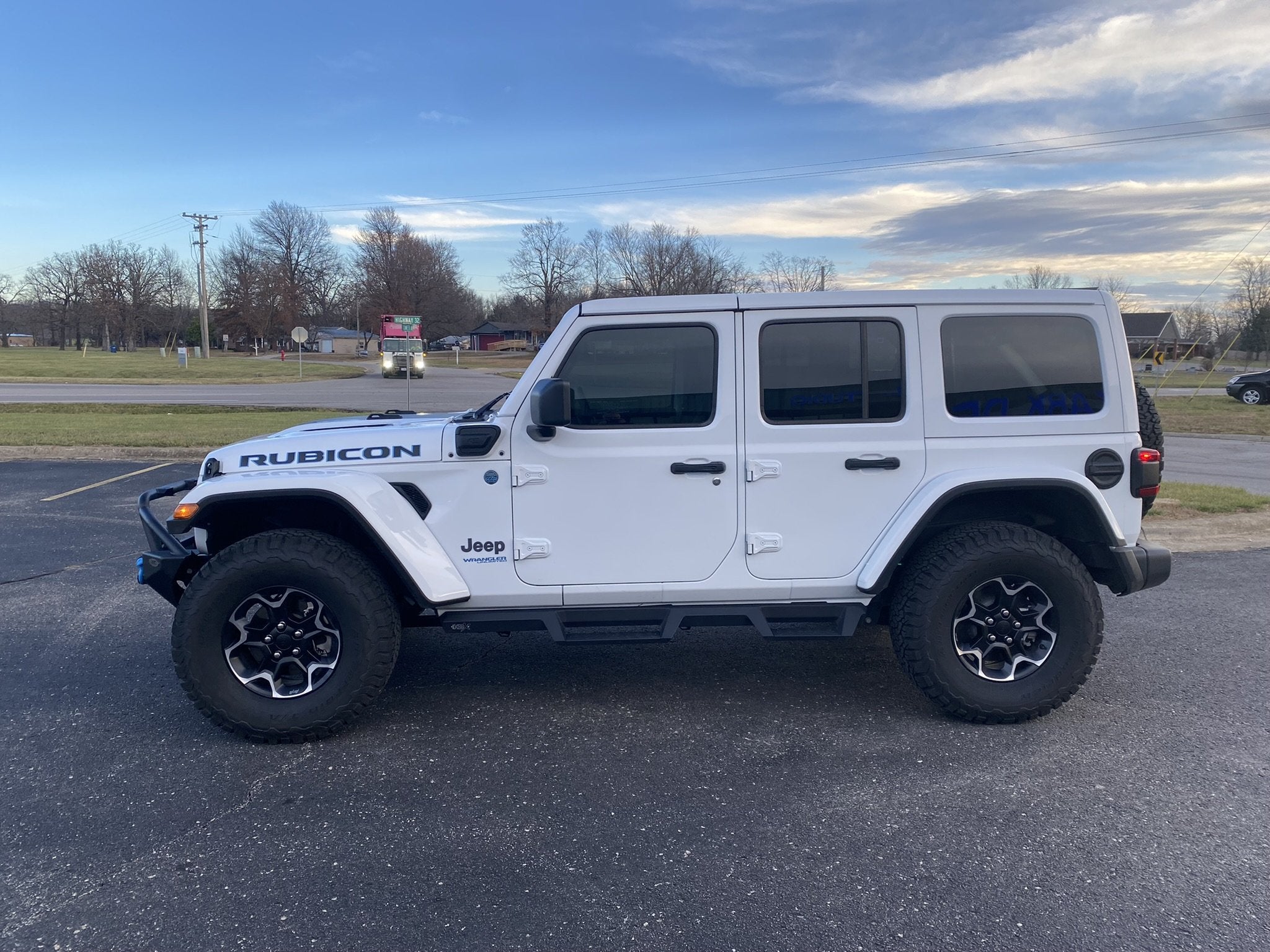 Pictures of Rubicon 4xe with 35s and no lift? | Jeep Wrangler 4xe Forum